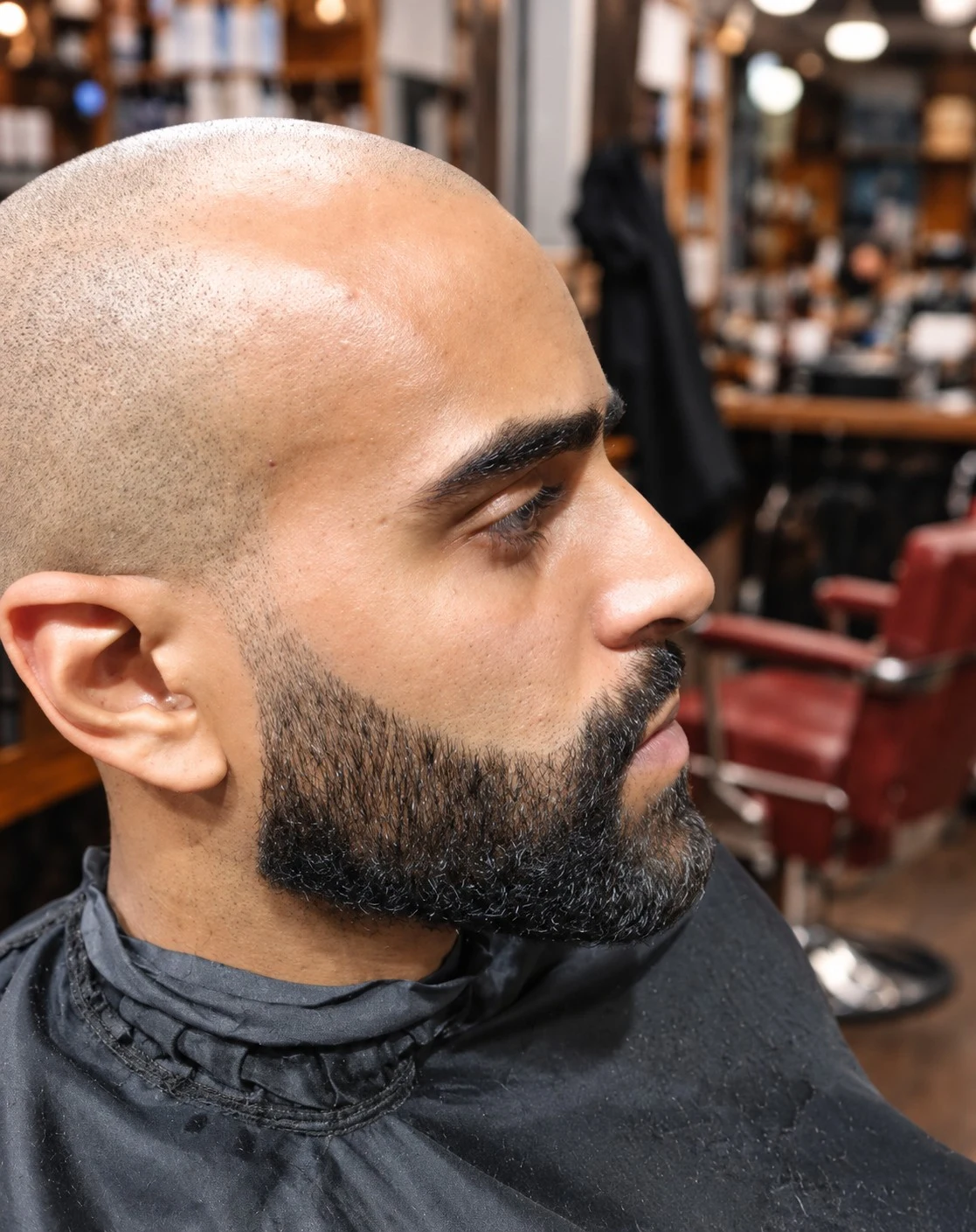 Barba escura modelada com contorno definido