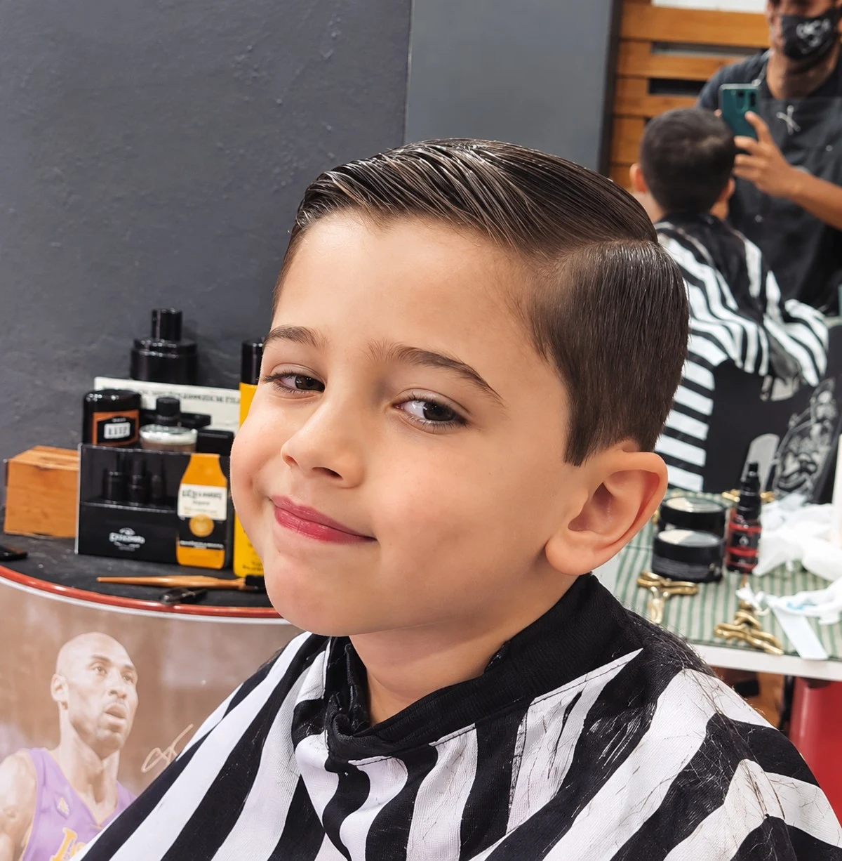 Corte infantil clássico com acabamento alinhado