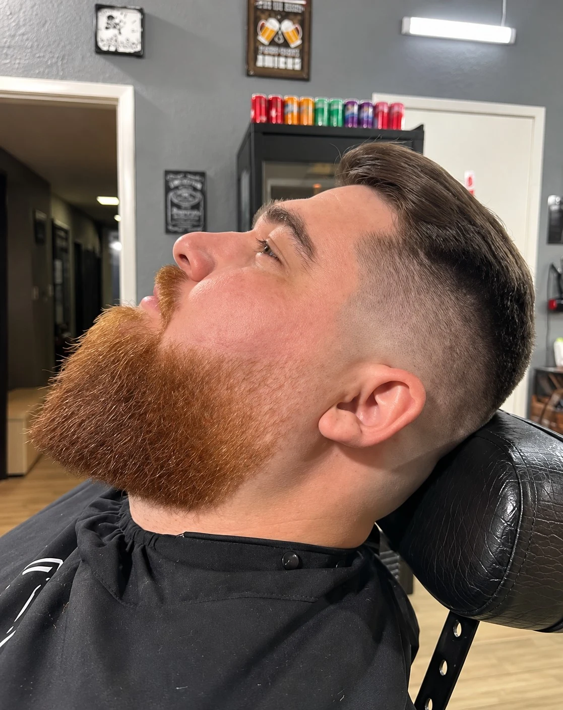 Cabelo com degradê e barba cheia ruiva